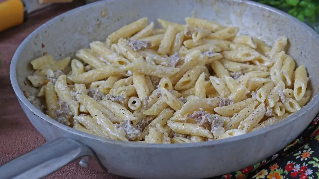 Penne cremose con salsiccia e pepe, un piatto di pasta alla norcina pronto per essere gustato.