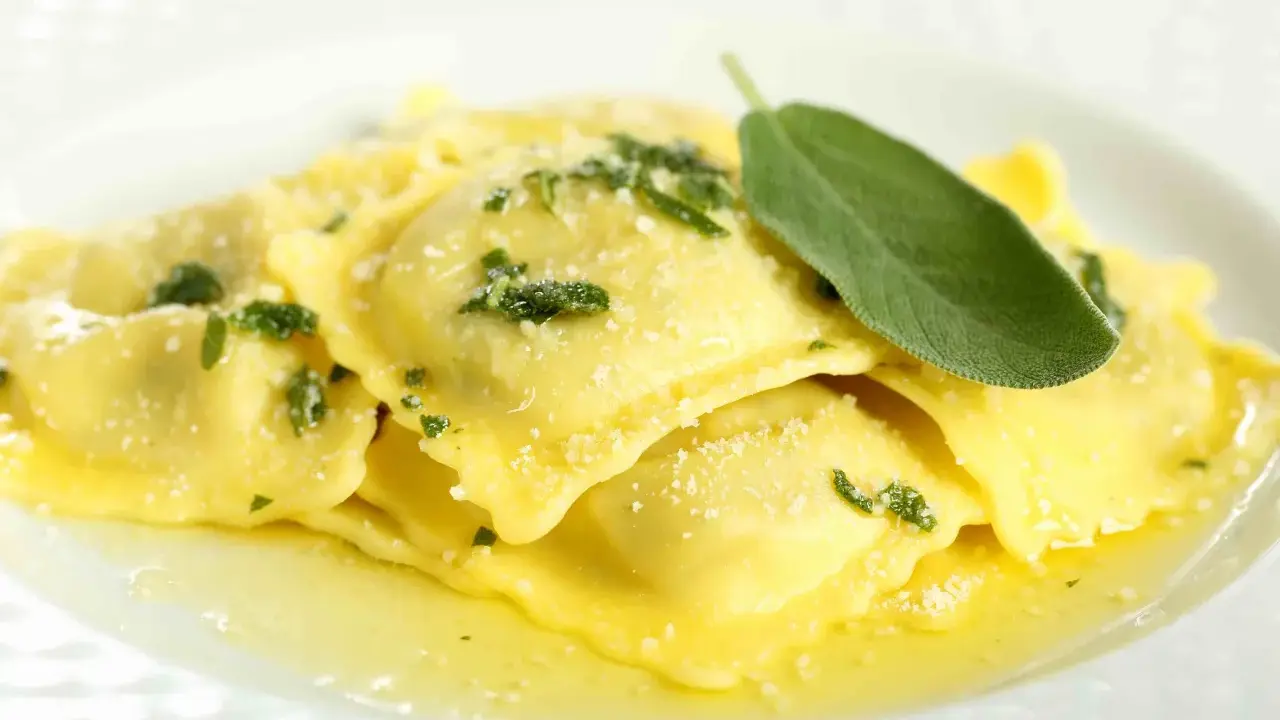Tortellini ripieni, conditi con burro fuso, salvia fresca e una spolverata di parmigiano. Un piatto semplice ma delizioso.