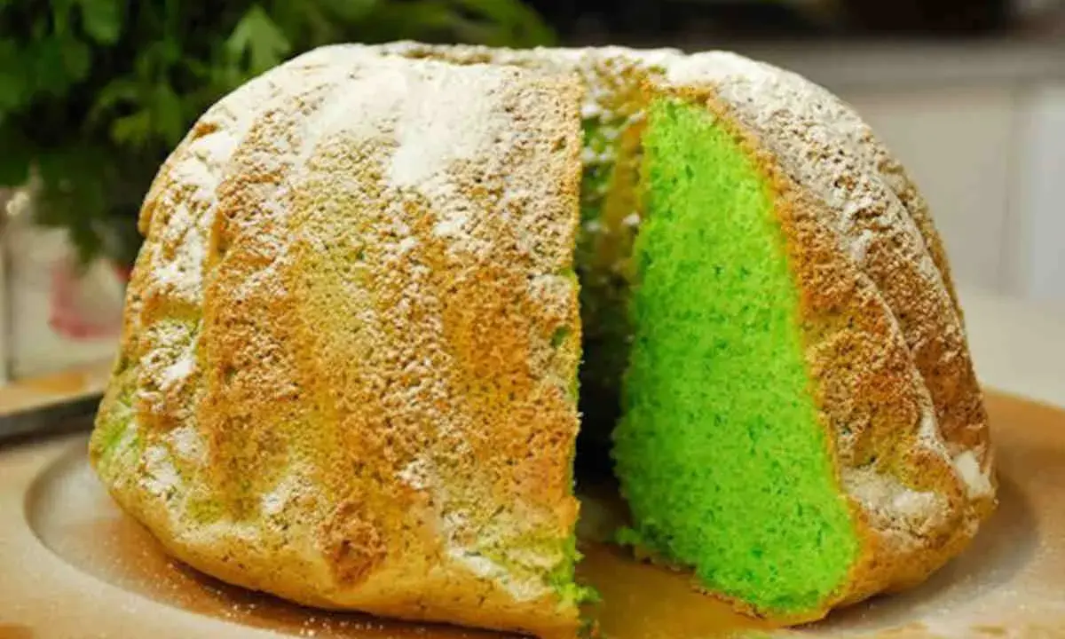 Torta alla menta con un interno verde brillante, cosparsa di zucchero a velo.