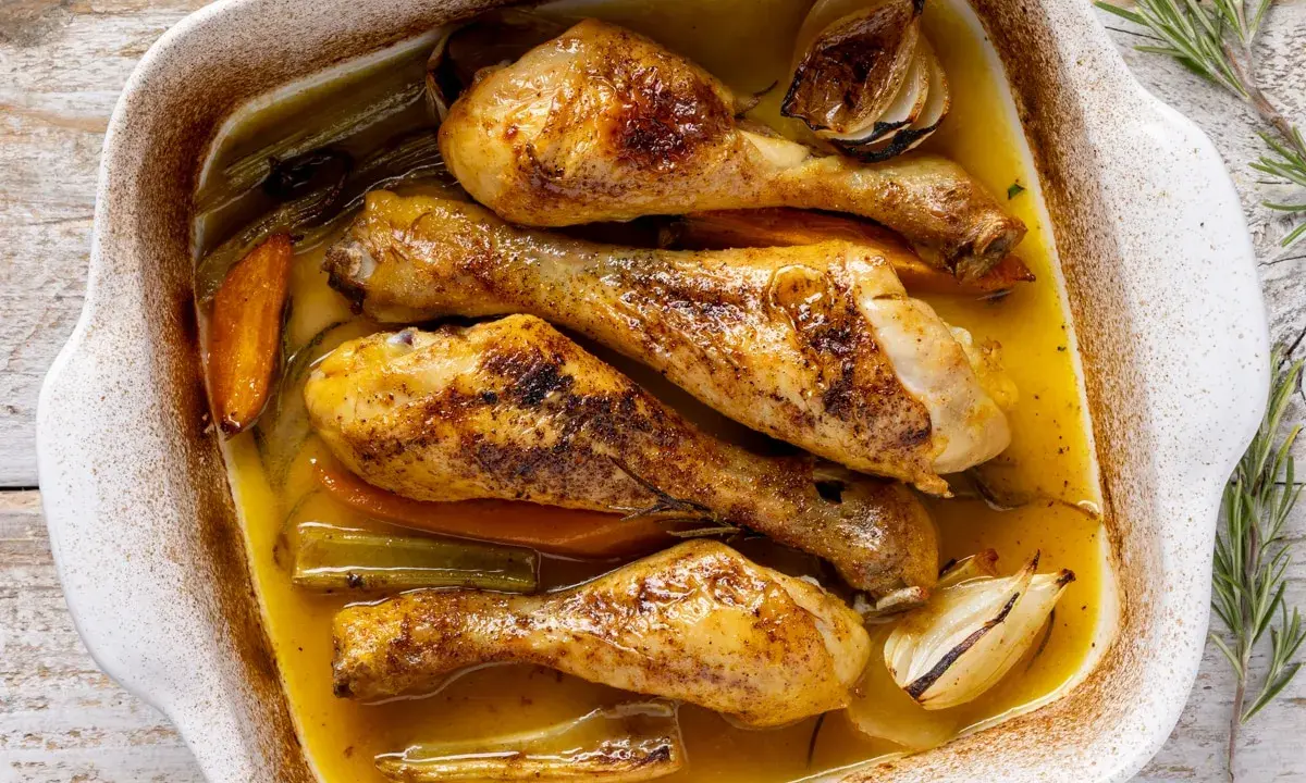 Fusi di pollo dorati e succulenti, cotti in friggitrice ad aria con carote, cipolle e sedano, immersi in un sughetto saporito.
