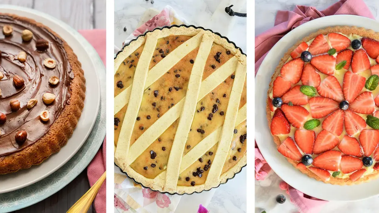 Tre deliziose crostate senza glutine: una al cioccolato e nocciole, una con gocce di cioccolato e crema, e una con fragole fresche e crema.