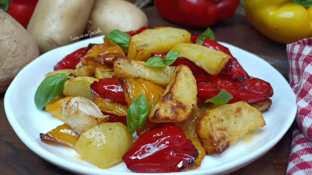 Peperoni e patate croccanti cotti in friggitrice ad aria, guarniti con basilico fresco.