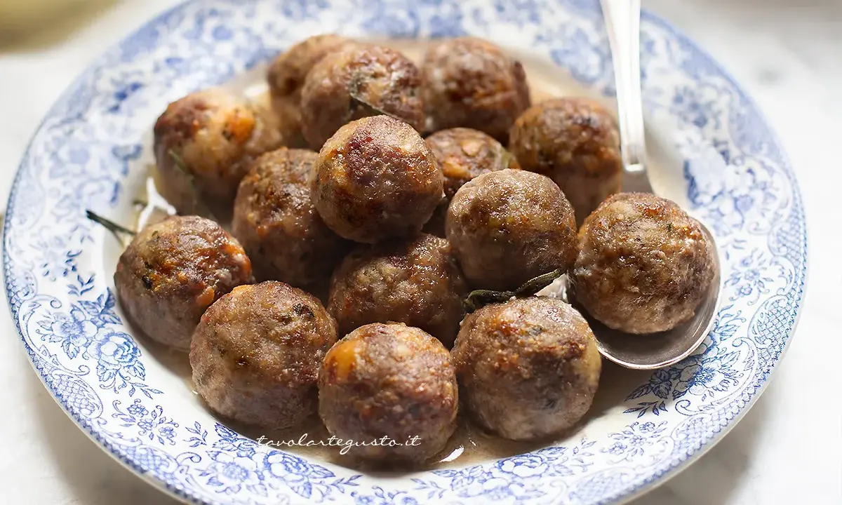 Polpette dorate e succulente in friggitrice ad aria, servite su un piatto decorato.