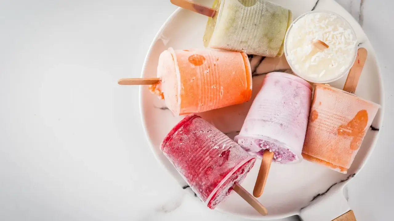 Variopinti ghiaccioli di frutta frullata senza zucchero, un'esplosione di gusto fresco e naturale.