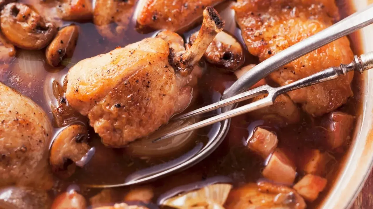 Succulento pollo alla birra con funghi e cipolle, pronto per essere servito.