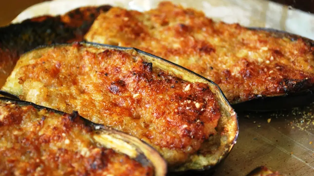 Melanzane ripiene di carne, dorate e gratinate, pronte per essere gustate. Un piatto saporito e invitante.