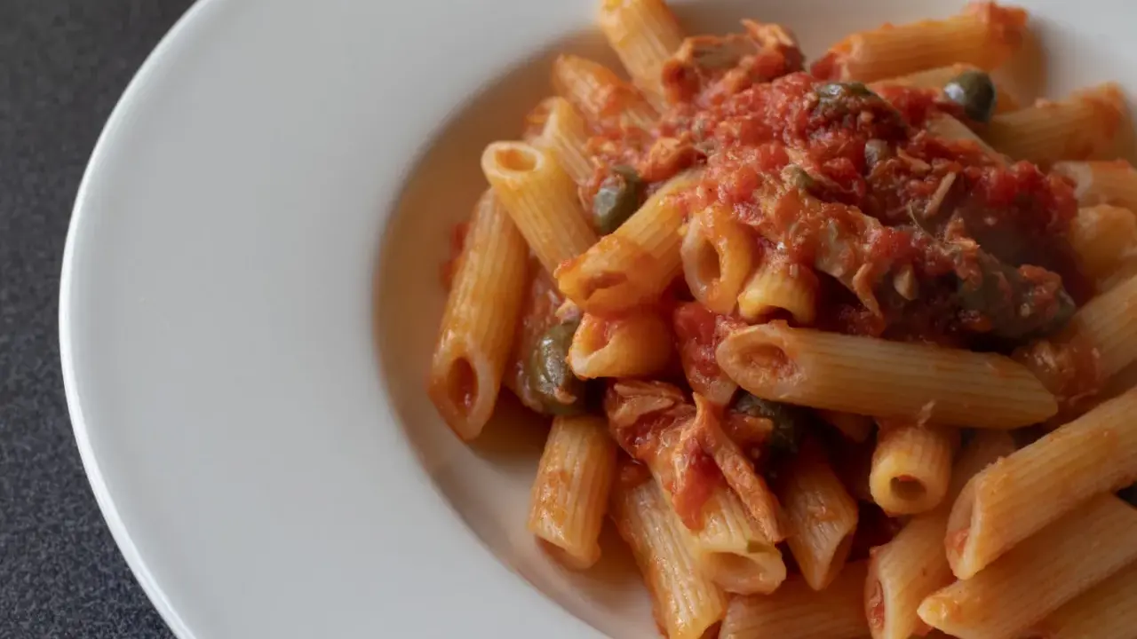 Penne al sugo di tonno e pomodorini, un piatto semplice e gustoso, pronto per essere assaporato.