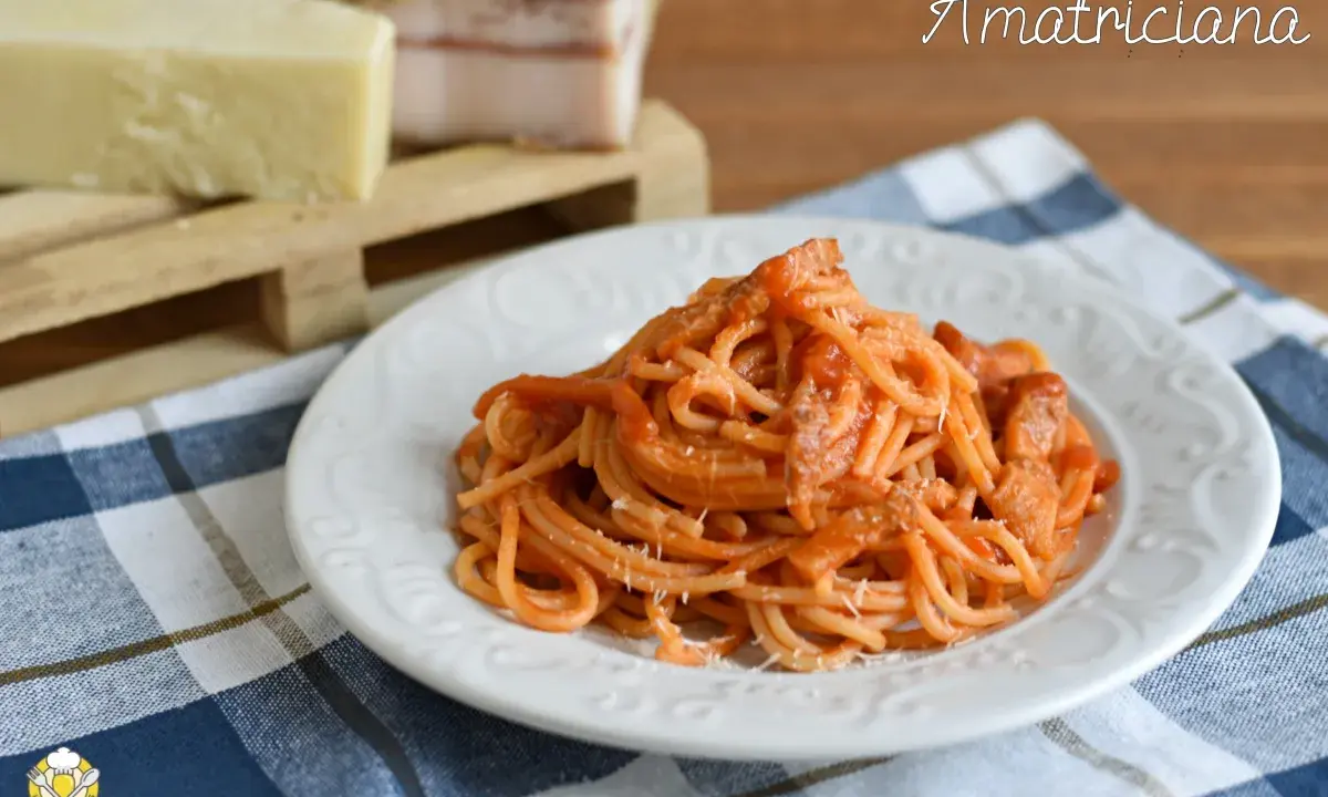 Un piatto di spaghetti all'amatriciana ricetta originale di Amatrice, con guanciale e pecorino.