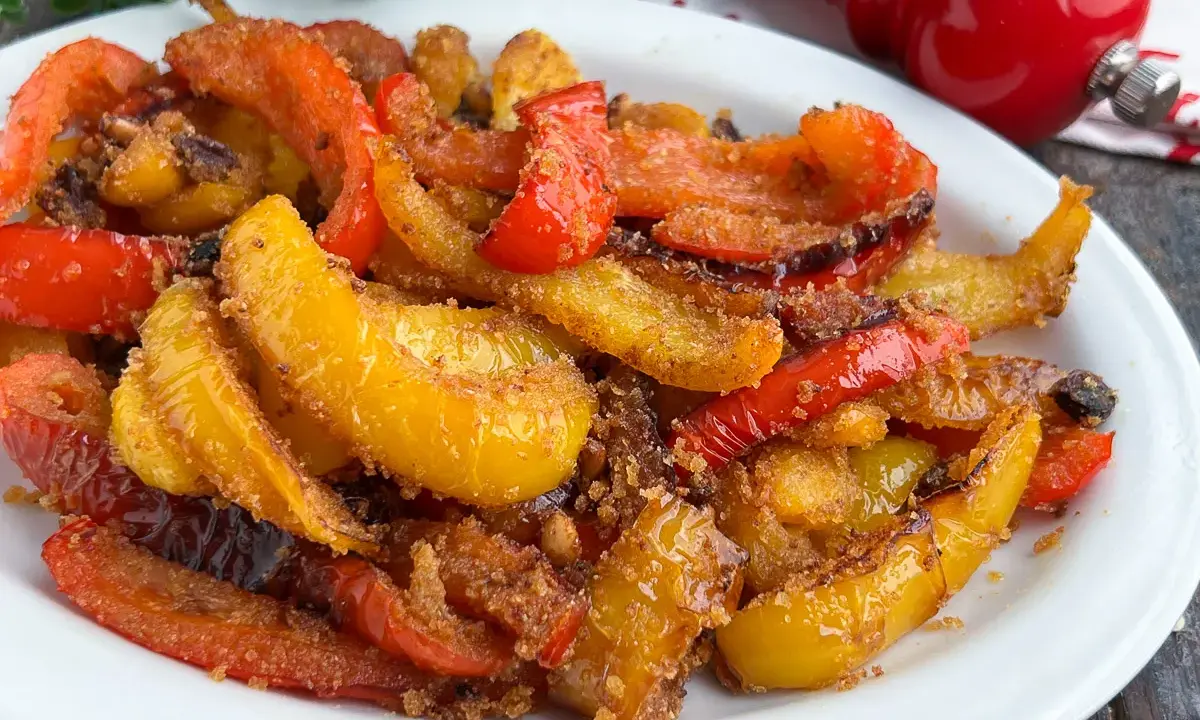 Un piatto invitante di peperoni ammollicati siciliani, colorati e saporiti, pronti per essere gustati.