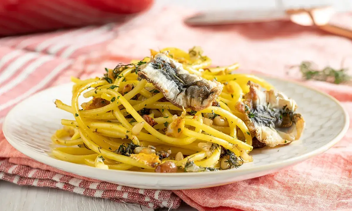Un piatto di pasta con le sarde, un classico della cucina siciliana. Una ricetta pasta con le sarde semplice e gustosa, perfetta per un pranzo veloce.