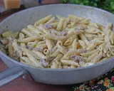 Penne cremose con salsiccia e pepe, un piatto di pasta alla norcina pronto per essere gustato.