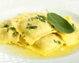 Tortellini ripieni, conditi con burro fuso, salvia fresca e una spolverata di parmigiano. Un piatto semplice ma delizioso.