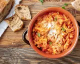 Trippa alla romana in terracotta, con pane casereccio e parmigiano. Un classico della cucina romana.