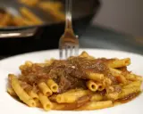 Un piatto invitante di ziti alla genovese, con la pasta condita da un ricco ragù di carne e cipolle.
