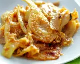 Finoçchi gratinati al forno, un piatto che profuma di casa, servito con un cucchiaio d'argento.