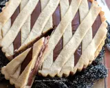Deliziosa crostata alla Nutella con una griglia di pasta frolla dorata e un ripieno cremoso e invitante.