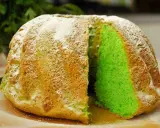Torta alla menta con un interno verde brillante, cosparsa di zucchero a velo.
