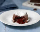 Un tortino al cioccolato con cuore fuso, spolverato di zucchero a velo. Perfetto per dolci morbidi e veloci da preparare.