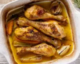 Fusi di pollo dorati e succulenti, cotti in friggitrice ad aria con carote, cipolle e sedano, immersi in un sughetto saporito.