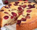 Una deliziosa torta alle ciliegie, con la crosta dorata e tante ciliegie rosse immerse nell'impasto soffice.