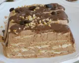 Spumone al caffè a strati, ricoperto di glassa al cioccolato, nocciole tritate e chicchi di caffè.