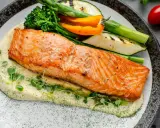 Succulento salmone in friggitrice ad aria su purè cremoso, con verdure grigliate e germogli freschi. Un piatto sano e gustoso.
