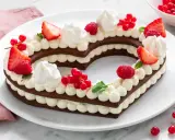 Cuore di cioccolato con crema e frutti rossi, un dolce san valentino facile e goloso.