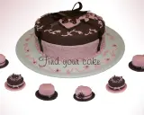Torta centrale marrone e rosa con decorazioni in pasta di zucchero, circondata da mini-torte.