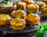 Tortini di zucchine grattugiate dorati e profumati, guarniti con rosmarino, pronti per essere gustati.