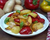 Peperoni e patate croccanti cotti in friggitrice ad aria, guarniti con basilico fresco.