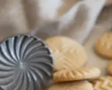 Stampo per biscotti e deliziosi biscotti con farina di riso, pronti per essere gustati.