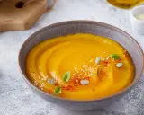 Vellutata di zucca cremosa, guarnita con semi di zucca, sesamo e basilico. Accompagnata da crostini dorati.