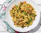 Fusilli con salmone e zucchine, un piatto fresco e colorato, guarnito con basilico.