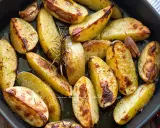 Patate al forno croccanti, dorate e profumate al rosmarino e aglio, pronte per essere gustate.