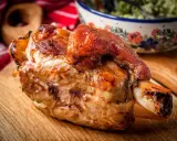 Stinco di maiale al forno, dorato e succulento, pronto per essere gustato.
