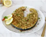 Un invitante pesce spada alla palermitana, dorato e croccante, guarnito con limone e peperoncino.