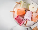 Variopinti ghiaccioli di frutta frullata senza zucchero, un'esplosione di gusto fresco e naturale.