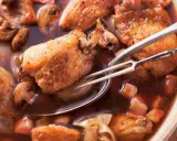 Succulento pollo alla birra con funghi e cipolle, pronto per essere servito.