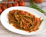 Un piatto di fagiolini in umido, succulenti e saporiti, con pomodoro e cipolla. Un contorno semplice e gustoso.