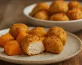 Bocconcini di pollo in friggitrice ad aria, croccanti fuori e succosi dentro, serviti con cubetti di zucca arrostita.