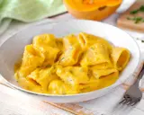 Piatto di pasta e zucca cremoso, con un tocco di erbe aromatiche. Un comfort food autunnale da gustare.