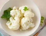 Cavolfiore bollito, tenero e profumato, pronto per essere gustato. Un contorno semplice e salutare.