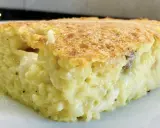 Una fetta di timballo di riso dorato e filante, con un ripieno cremoso e gustoso.