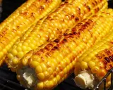 Pannocchie dorate e leggermente abbrustolite, pronte per essere gustate, cucinate alla perfezione nella friggitrice ad aria.