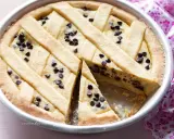 Deliziosa crostata di ricotta con gocce di cioccolato, un classico intramontabile per ogni occasione.