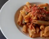 Penne al sugo di tonno e pomodorini, un piatto semplice e gustoso, pronto per essere assaporato.
