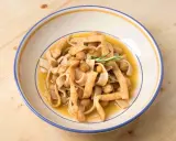 Piatto di ciceri e tria, pasta fresca con ceci e croccanti straccetti fritti, guarnito con rosmarino.