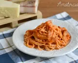 Un piatto di spaghetti all'amatriciana ricetta originale di Amatrice, con guanciale e pecorino.