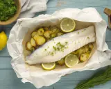 Ombrina al forno con patate e limone, un piatto leggero e gustoso, pronto per essere gustato.