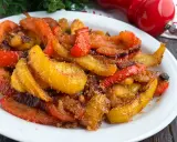 Un piatto invitante di peperoni ammollicati siciliani, colorati e saporiti, pronti per essere gustati.